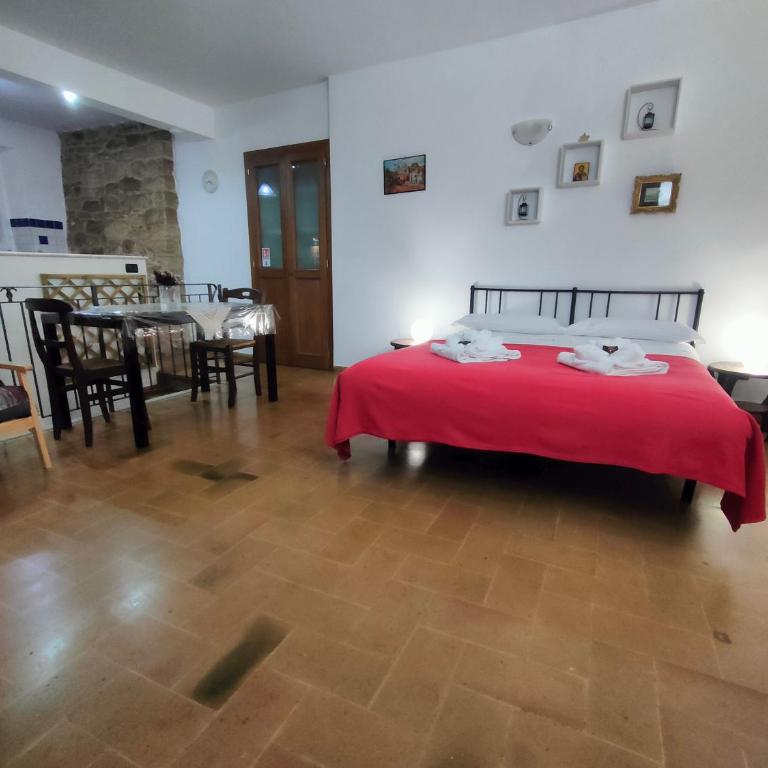 All'Ombra di Santa Chiara by MyAssisiSuite - Dormi in una Casa del '400 - 140 mq, RARO PIANO TERRA - 4 Veri Letti Matrimoniali, Zero Divani Letto - LIVE CHECK-IN, No Key Box, 4 Real Beds, Jacuzzi - Mówimy po polsku - Appartamento Deluxe con 3 Camere da Letto - 30