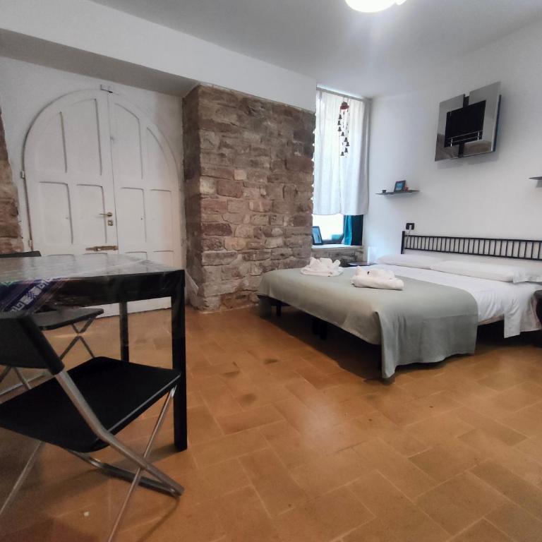 All'Ombra di Santa Chiara by MyAssisiSuite - Dormi in una Casa del '400 - 140 mq, RARO PIANO TERRA - 4 Veri Letti Matrimoniali, Zero Divani Letto - LIVE CHECK-IN, No Key Box, 4 Real Beds, Jacuzzi - Mówimy po polsku - Appartamento Deluxe con 3 Camere da Letto - 8