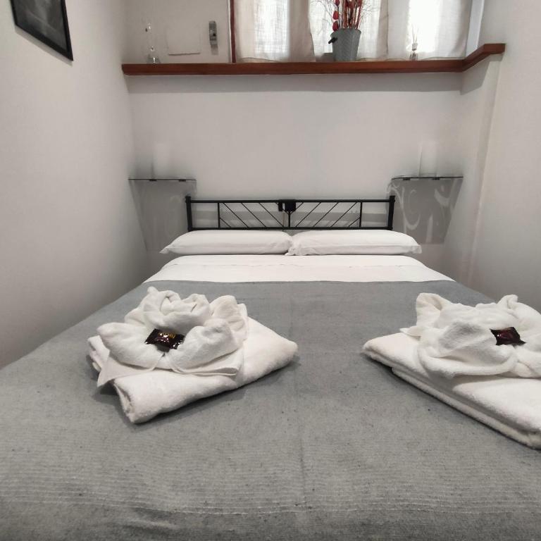 All'Ombra di Santa Chiara by MyAssisiSuite - Dormi in una Casa del '400 - 140 mq, RARO PIANO TERRA - 4 Veri Letti Matrimoniali, Zero Divani Letto - LIVE CHECK-IN, No Key Box, 4 Real Beds, Jacuzzi - Mówimy po polsku - Appartamento Deluxe con 3 Camere da Letto - 24
