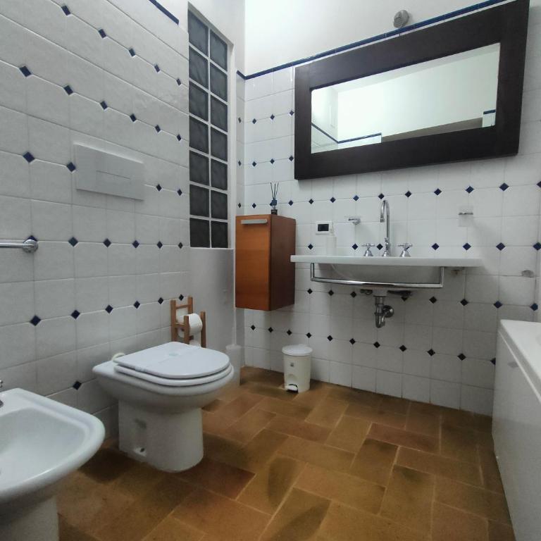 All'Ombra di Santa Chiara by MyAssisiSuite - Dormi in una Casa del '400 - 140 mq, RARO PIANO TERRA - 4 Veri Letti Matrimoniali, Zero Divani Letto - LIVE CHECK-IN, No Key Box, 4 Real Beds, Jacuzzi - Mówimy po polsku - Appartamento Deluxe con 3 Camere da Letto - 34