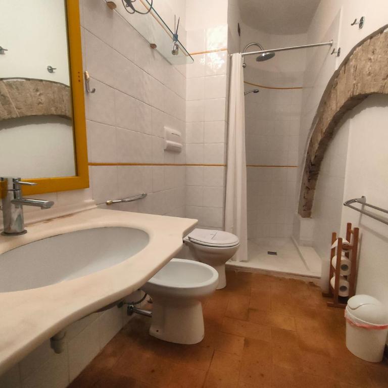 All'Ombra di Santa Chiara by MyAssisiSuite - Dormi in una Casa del '400 - 140 mq, RARO PIANO TERRA - 4 Veri Letti Matrimoniali, Zero Divani Letto - LIVE CHECK-IN, No Key Box, 4 Real Beds, Jacuzzi - Mówimy po polsku - Appartamento Deluxe con 3 Camere da Letto - 11