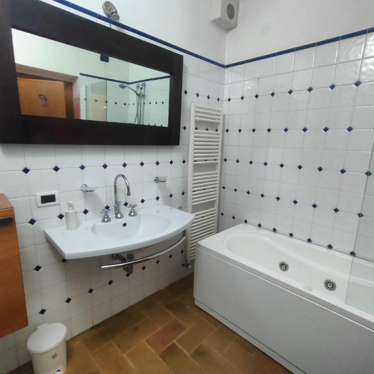 All'Ombra di Santa Chiara by MyAssisiSuite - Dormi in una Casa del '400 - 140 mq, RARO PIANO TERRA - 4 Veri Letti Matrimoniali, Zero Divani Letto - LIVE CHECK-IN, No Key Box, 4 Real Beds, Jacuzzi - Mówimy po polsku - Appartamento Deluxe con 3 Camere da Letto - 33