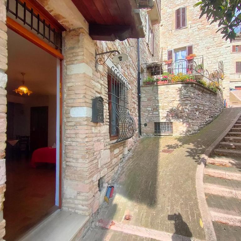 All'Ombra di Santa Chiara by MyAssisiSuite - Dormi in una Casa del '400 - 140 mq, RARO PIANO TERRA - 4 Veri Letti Matrimoniali, Zero Divani Letto - LIVE CHECK-IN, No Key Box, 4 Real Beds, Jacuzzi - Mówimy po polsku - Appartamento Deluxe con 3 Camere da Letto - 27
