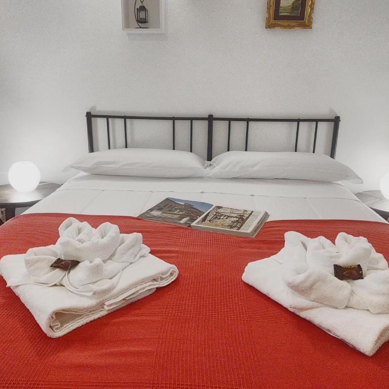 All'Ombra di Santa Chiara by MyAssisiSuite - Dormi in una Casa del '400 - 140 mq, RARO PIANO TERRA - 4 Veri Letti Matrimoniali, Zero Divani Letto - LIVE CHECK-IN, No Key Box, 4 Real Beds, Jacuzzi - Mówimy po polsku - Appartamento Deluxe con 3 Camere da Letto - 32