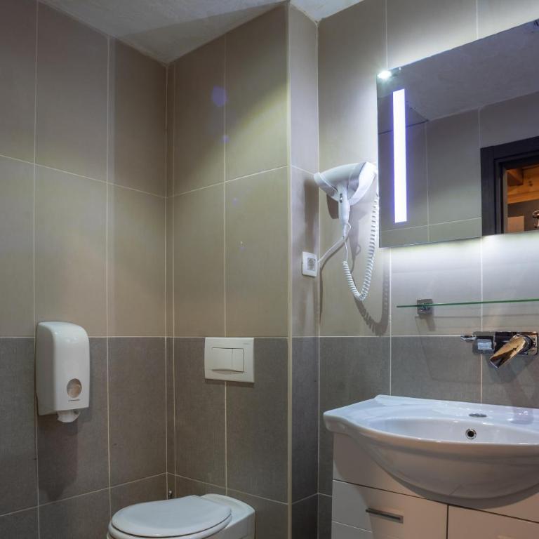 Hotel Enigma - Dvokrevetna Soba sa Zasebnim Krevetima - 11