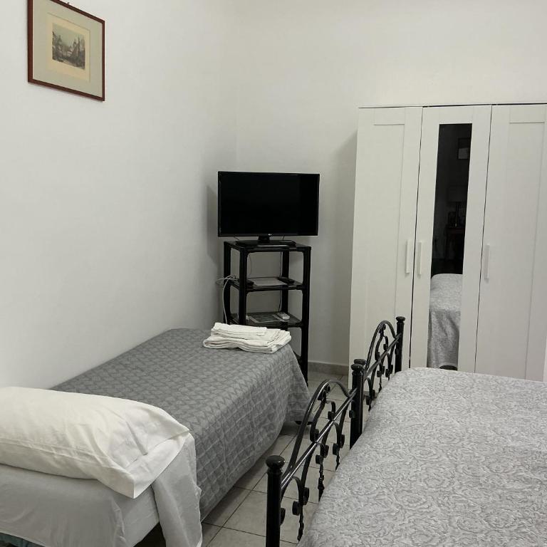 Crispi Accomodation B&B - Large Double or Twin Room - 1
