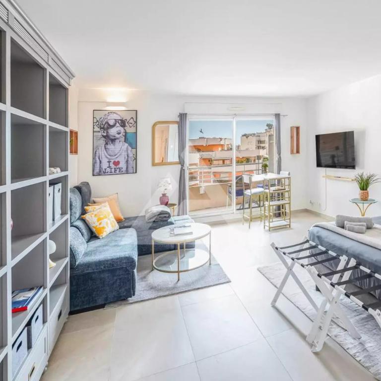 New Large Studio - Monaco Border - Sea View - Lift - Parking included - Chambre Double Deluxe avec Balcon - Vue sur Mer - 2