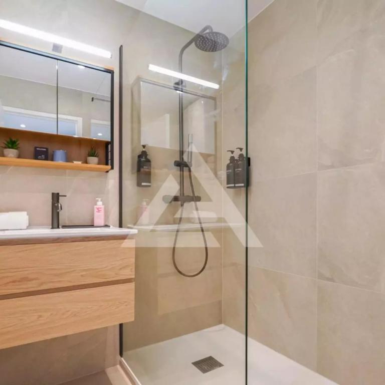 New Large Studio - Monaco Border - Sea View - Lift - Parking included - Chambre Double Deluxe avec Balcon - Vue sur Mer - 8