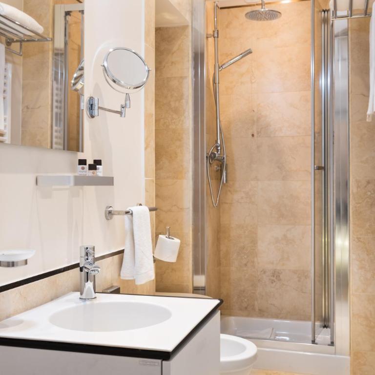 AT FORTY-ONE - Superior Double or Twin Room - 1