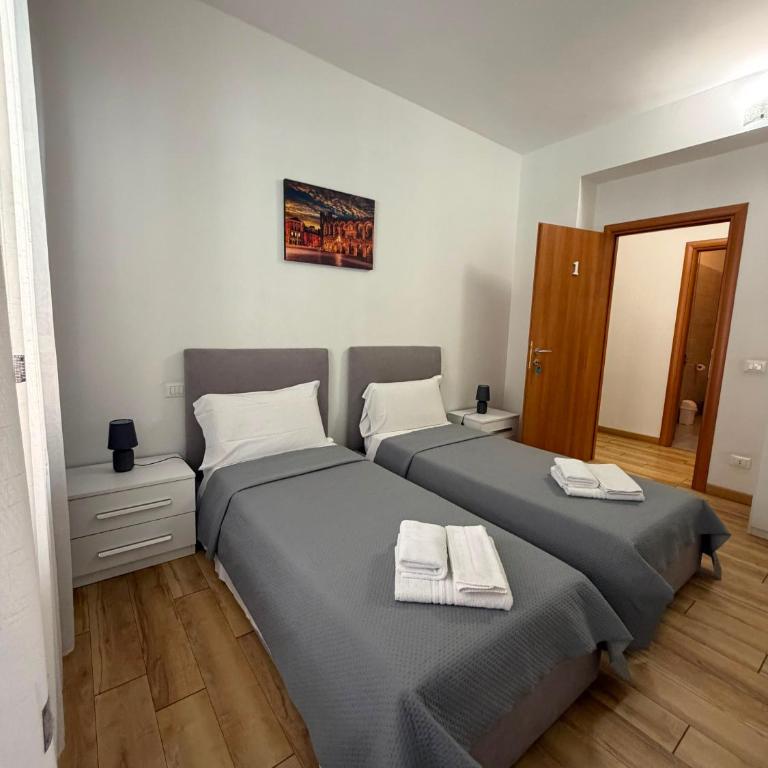 Casa Vacanza da ELENA 3 - Bilocale in prossimità della Stazione FS Verona Porta Nuova - Appartamento con 2 Camere da Letto e Balcone - 4