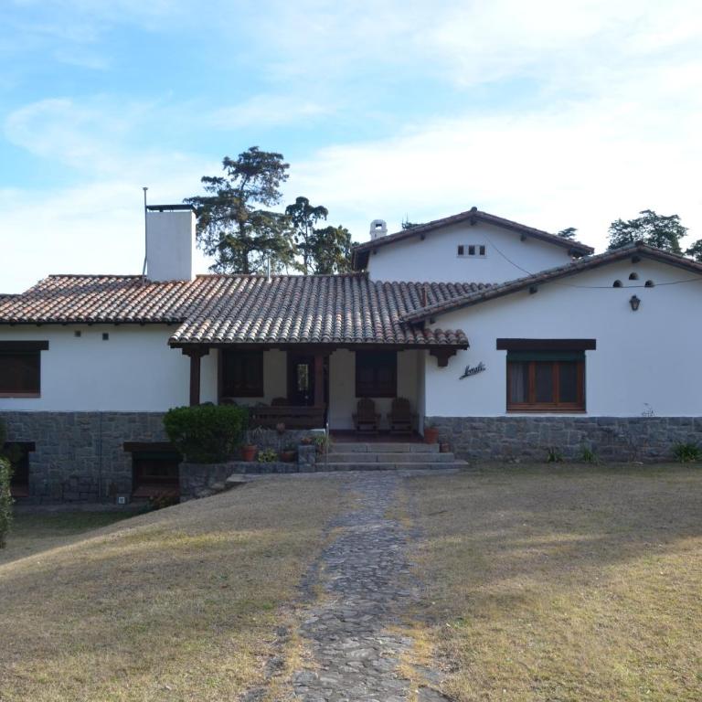 Amplia Casona de Estilo en La Falda - Casa de 4 dormitorios - 82