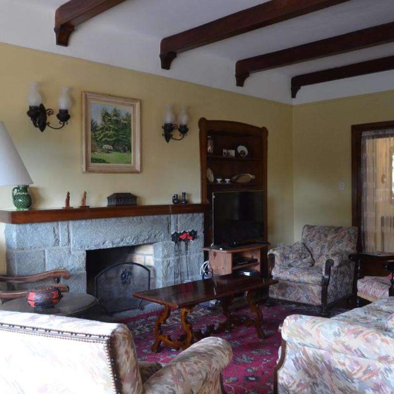 Amplia Casona de Estilo en La Falda - Casa de 4 dormitorios - 81