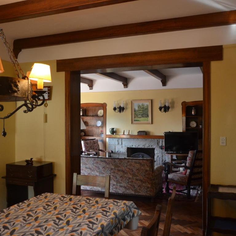 Amplia Casona de Estilo en La Falda - Casa de 4 dormitorios - 63