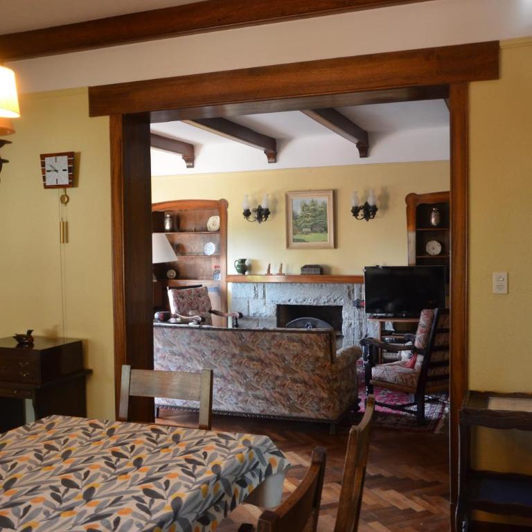 Amplia Casona de Estilo en La Falda - Casa de 4 dormitorios - 72
