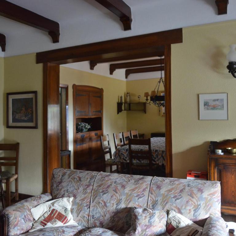 Amplia Casona de Estilo en La Falda - Casa de 4 dormitorios - 80