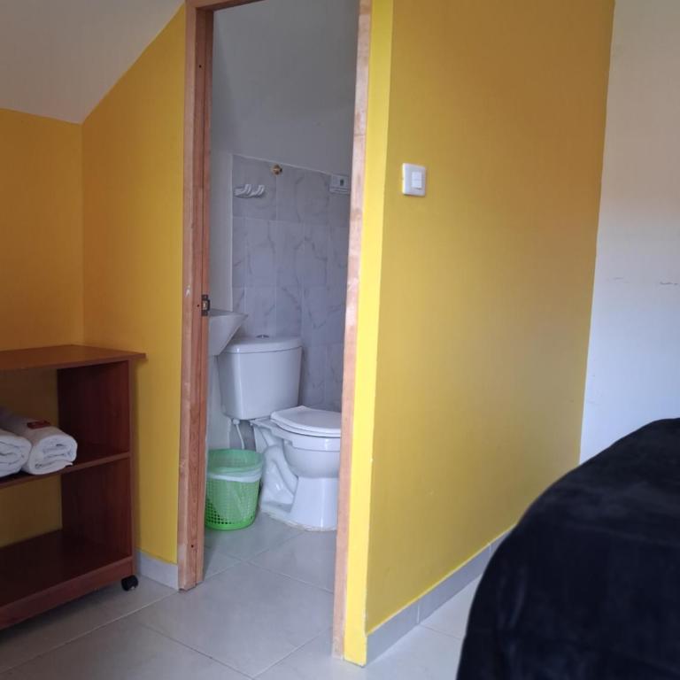 Hospedaje Maria Valentina - Habitación Doble con balcón - 5