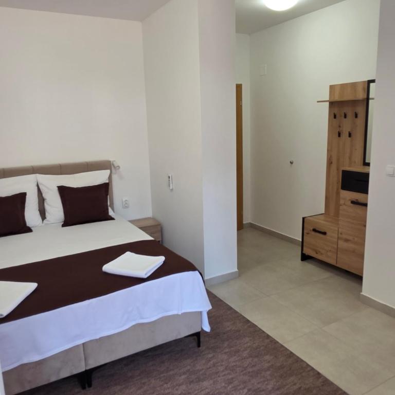 Motel Aura - Double Room with Balcony (3 Adults) - 2