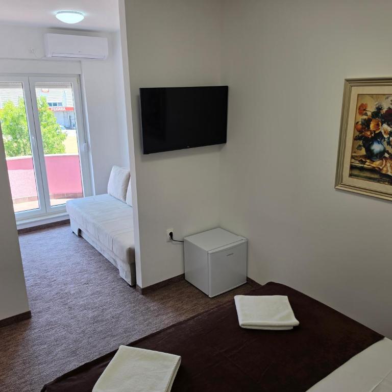 Motel Aura - Double Room with Balcony (3 Adults) - 5