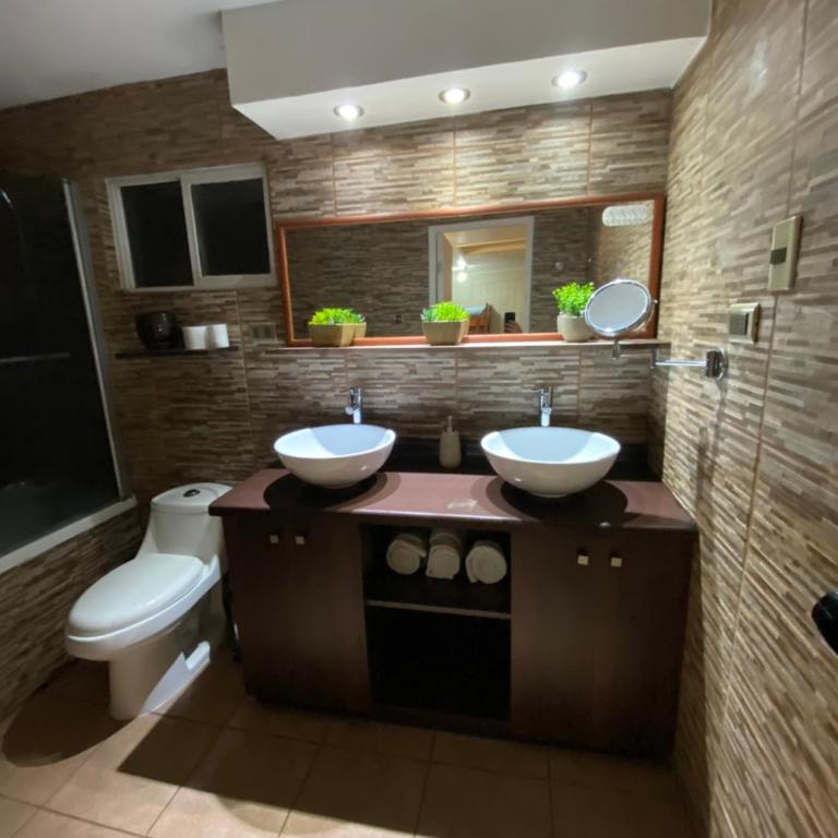 Habitación amplia con cama doble y cama individual, amplio baño exclusivo y estacionamiento - Habitación Familiar - 5
