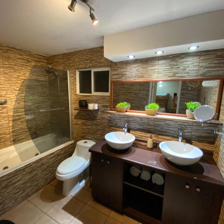 Habitación amplia con cama doble y cama individual, amplio baño exclusivo y estacionamiento - Habitación Familiar - 6