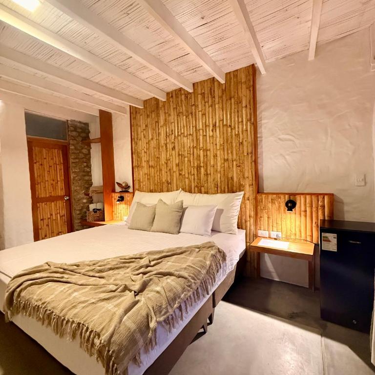 Hotel Puerto Antiguo - King Suite with Pool View - 4