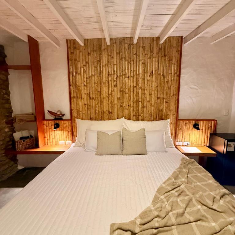 Hotel Puerto Antiguo - King Suite with Pool View - 6