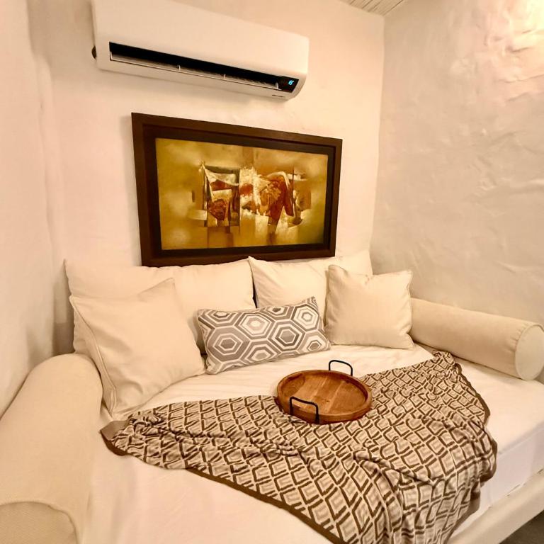 Hotel Puerto Antiguo - King Suite with Pool View - 7