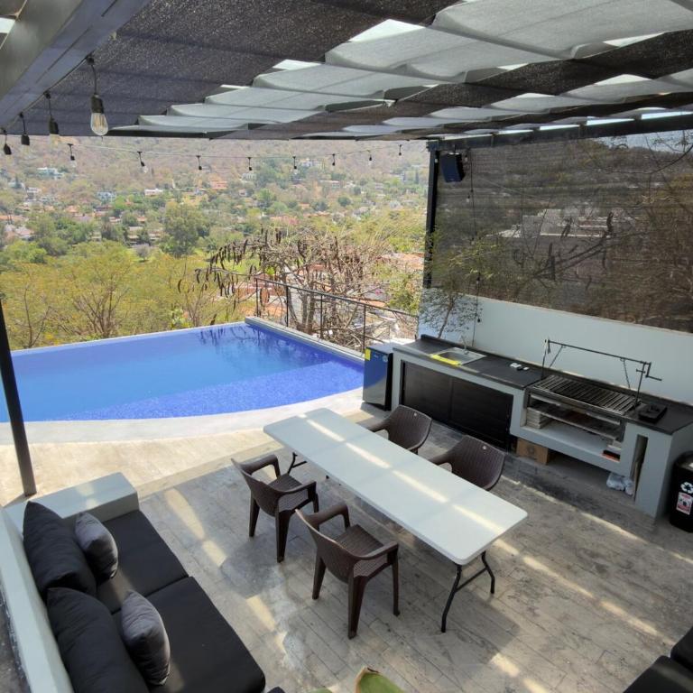 Casa estilo cabaña con alberca infinita climatizada - Four-Bedroom House - 41