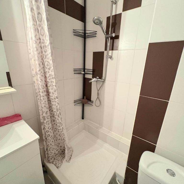 Cozy Air-Conditioned Apartment with Balcony & Panoramic View - Appartement 2 Chambres - 5