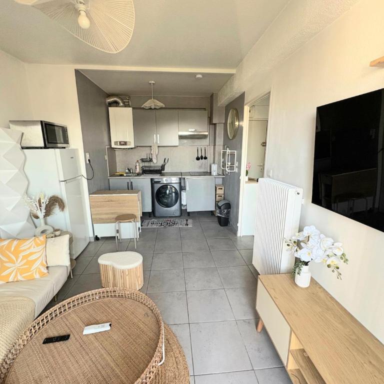 Cozy Air-Conditioned Apartment with Balcony & Panoramic View - Appartement 2 Chambres - 14