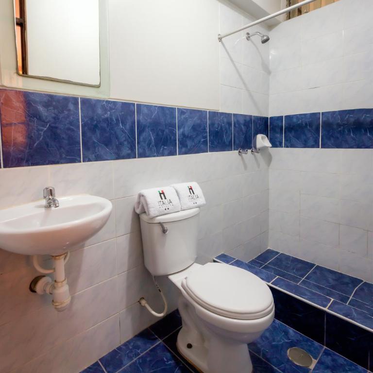 Hotel Italia I - Twin Room with Private Bathroom - 4