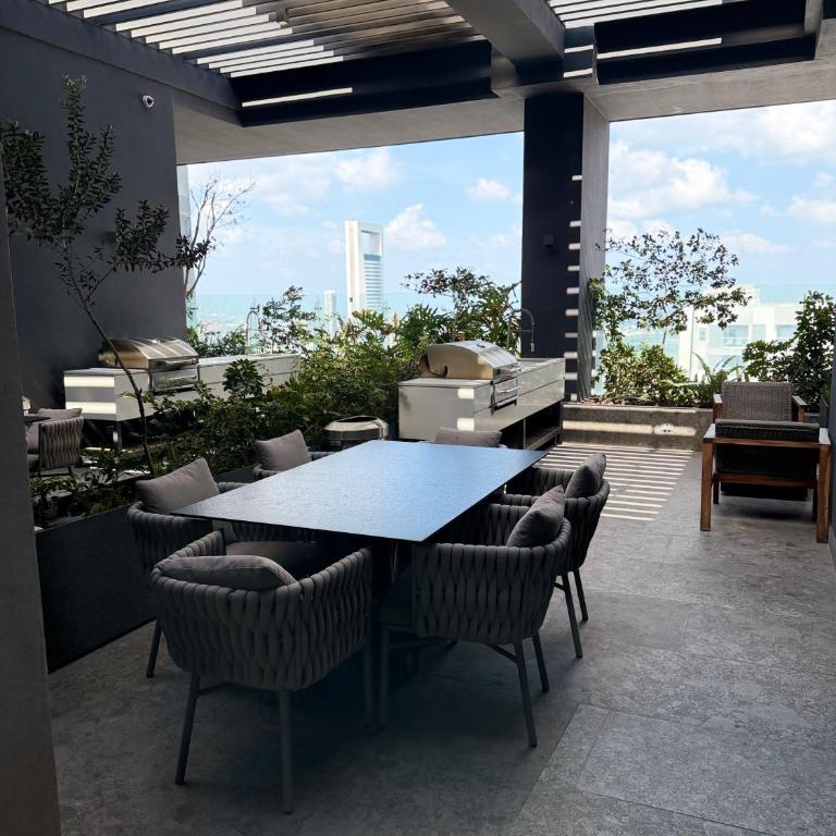 Departamento en el centro de Monterrey en Paseo Santa Lucia y junto a Parque Fundidora - Apartamento de 2 dormitorios - 30