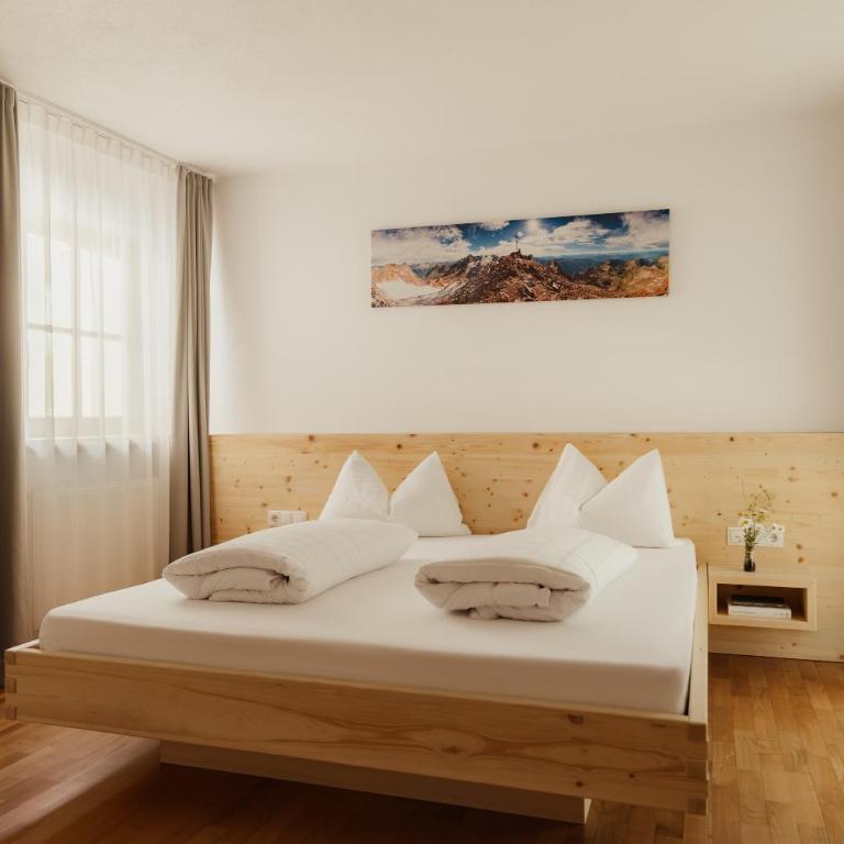 Untermairhof Appartment Residence - Three-Bedroom Apartment with Park View - 1