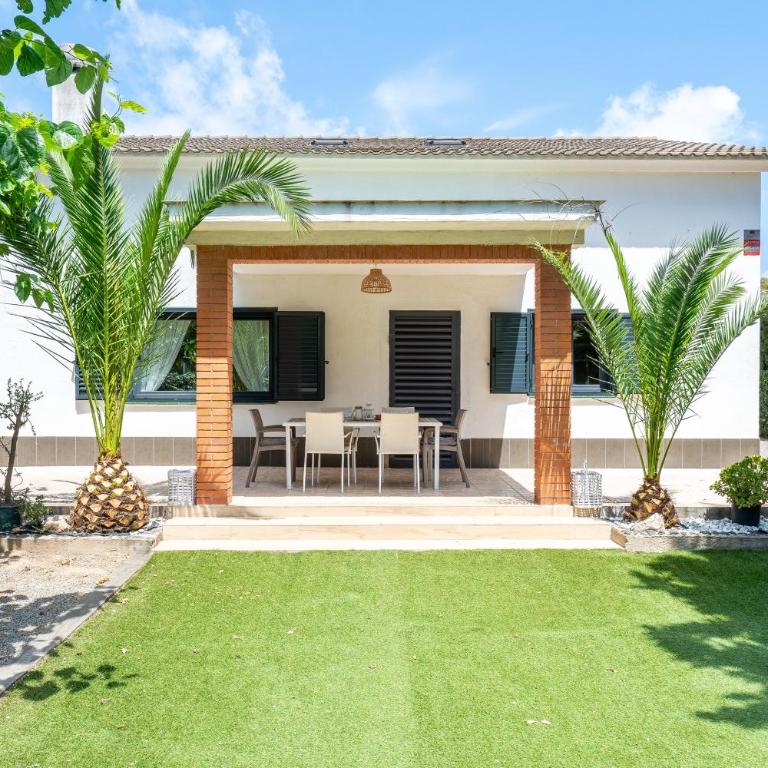 Villa with garden next to the beach - Vacation Home - 1