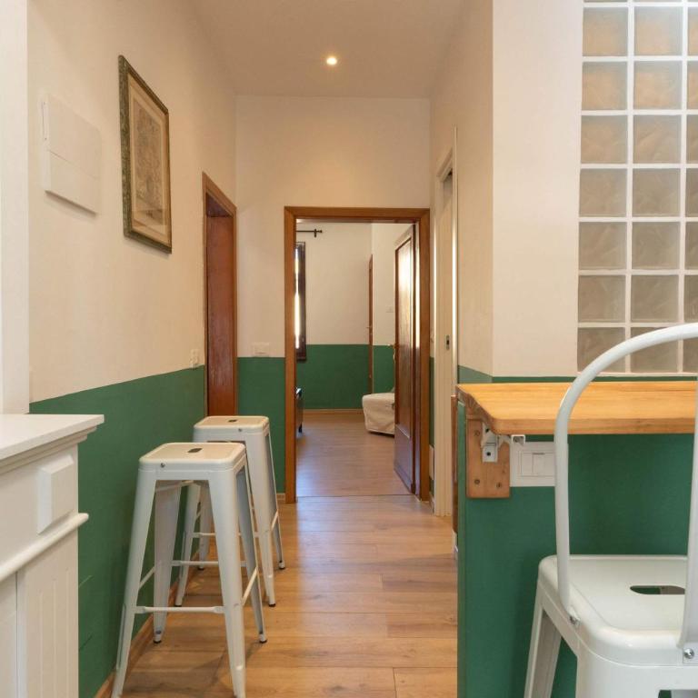 Light-Filled Duomo 2BR2BA Top-Floor Flat - Apartment - 2