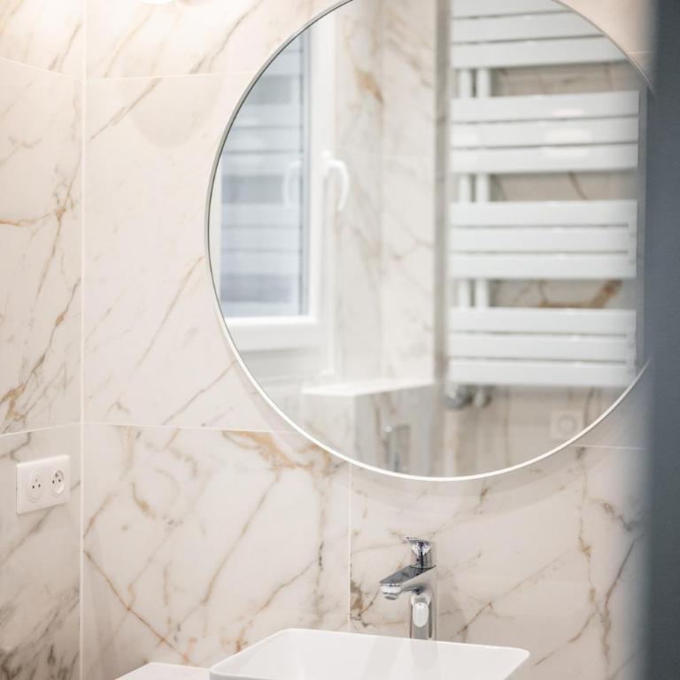 Elegant Apartment with Air Conditioning and Terrace - One-Bedroom Apartment - 3