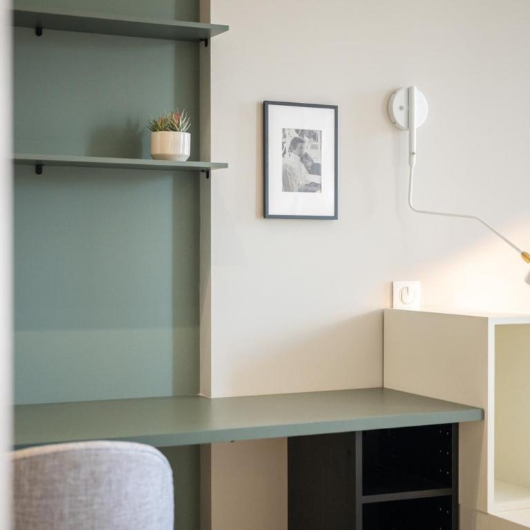 Elegant Apartment with Air Conditioning and Terrace - One-Bedroom Apartment - 5