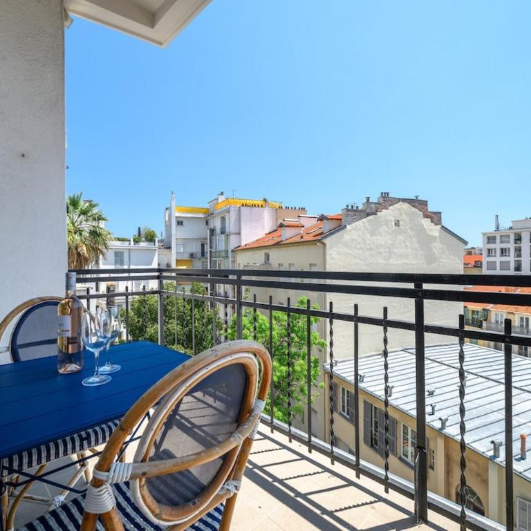 Elegant Apartment with Air Conditioning and Terrace - One-Bedroom Apartment - 6