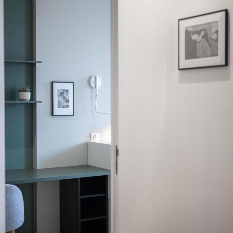 Elegant Apartment with Air Conditioning and Terrace - One-Bedroom Apartment - 11