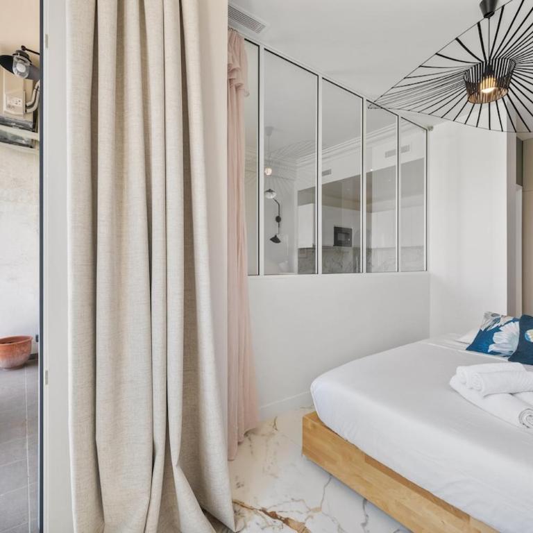 Elegant Apartment with Air Conditioning and Terrace - One-Bedroom Apartment - 17