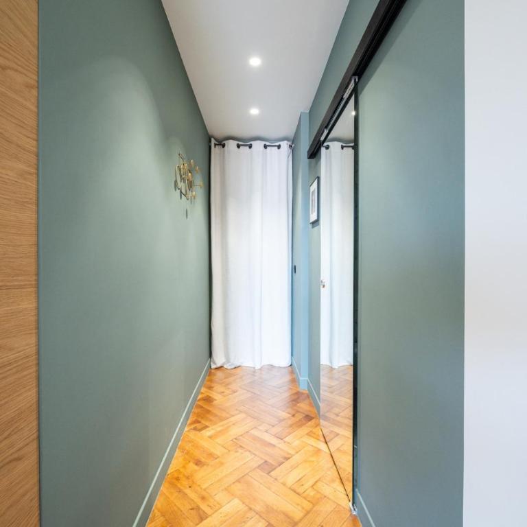 Elegant Apartment with Air Conditioning and Terrace - One-Bedroom Apartment - 22