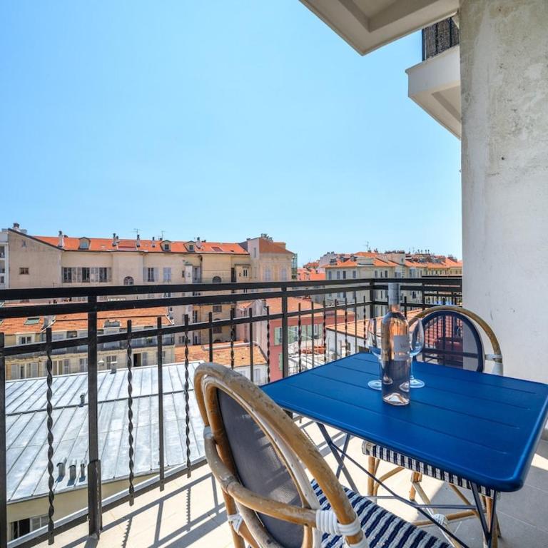 Elegant Apartment with Air Conditioning and Terrace - One-Bedroom Apartment - 26