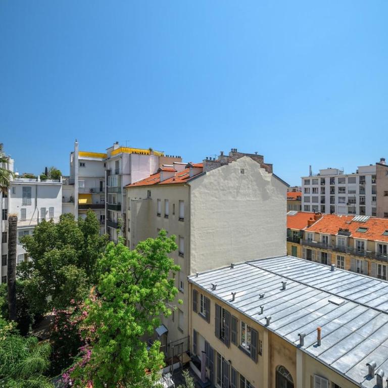 Elegant Apartment with Air Conditioning and Terrace - One-Bedroom Apartment - 27