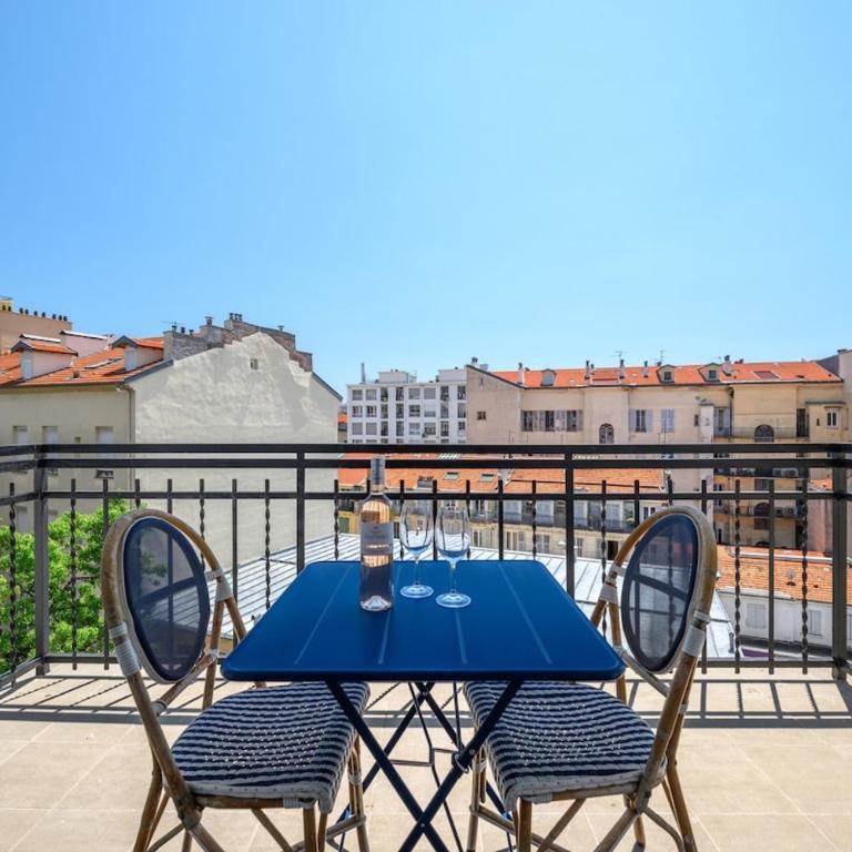 Elegant Apartment with Air Conditioning and Terrace - One-Bedroom Apartment - 34