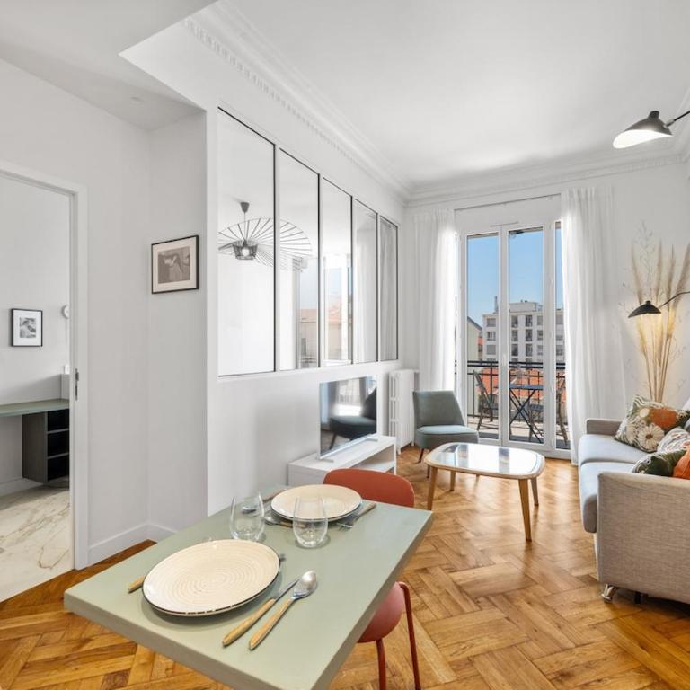 Elegant Apartment with Air Conditioning and Terrace - One-Bedroom Apartment - 36
