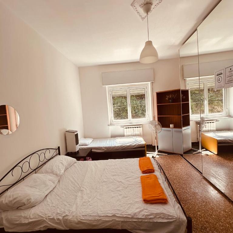 Centrum Twin & Triple Rooms Shared Bath - Camera Tripla con Bagno in Comune - 2