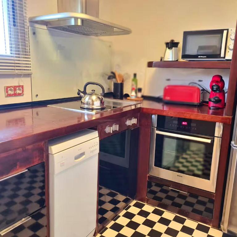 Oceanfront home Parking Wi-Fi AC Barbecue Garden - Three-Bedroom Townhouse - 21