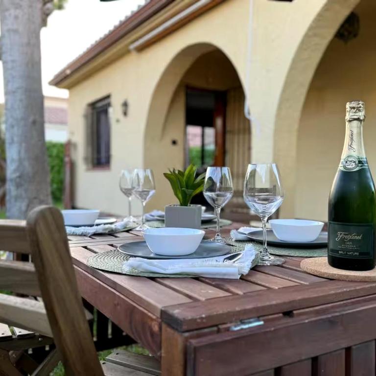 Oceanfront home Parking Wi-Fi AC Barbecue Garden - Three-Bedroom Townhouse - 2