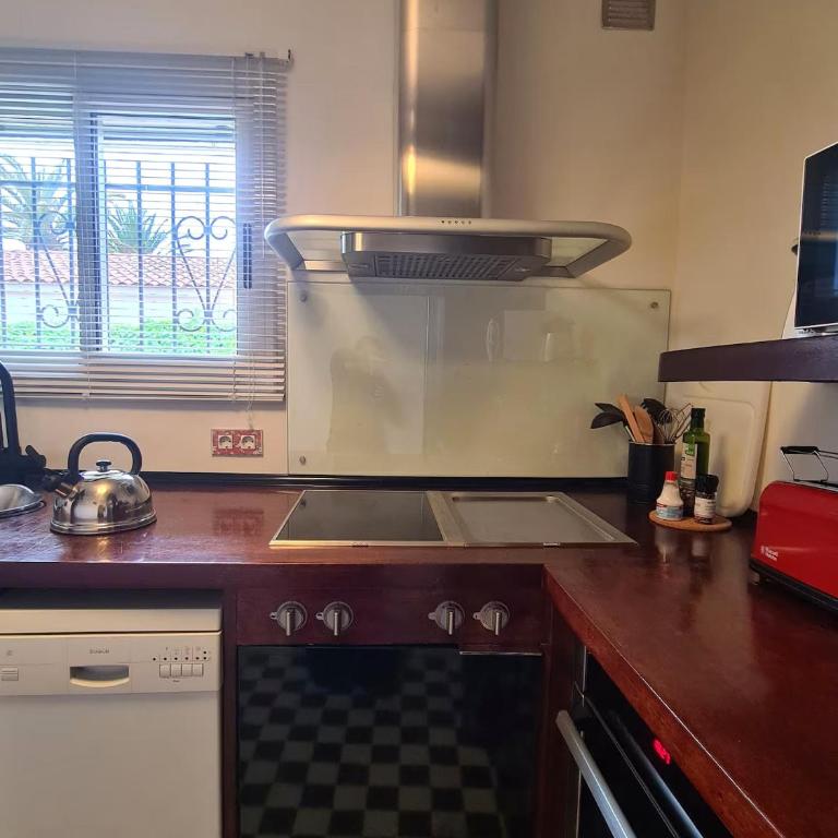 Oceanfront home Parking Wi-Fi AC Barbecue Garden - Three-Bedroom Townhouse - 5