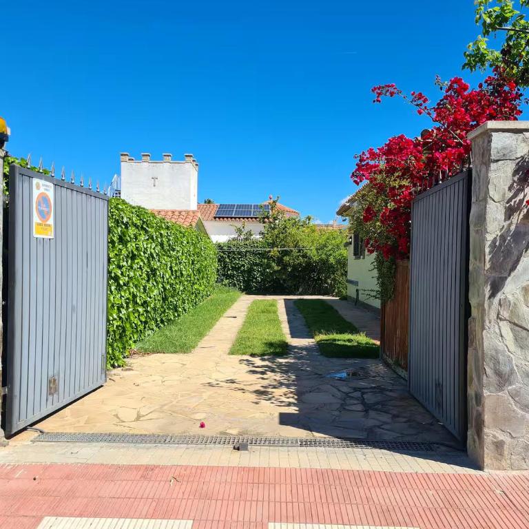 Oceanfront home Parking Wi-Fi AC Barbecue Garden - Three-Bedroom Townhouse - 17